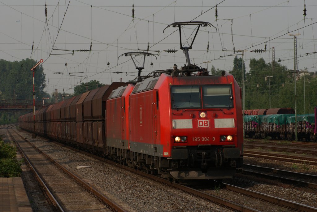 185 004-9 + 185 010-6 mit einem Kohlezug in Dsseldorf-Rath am 10.05.2011