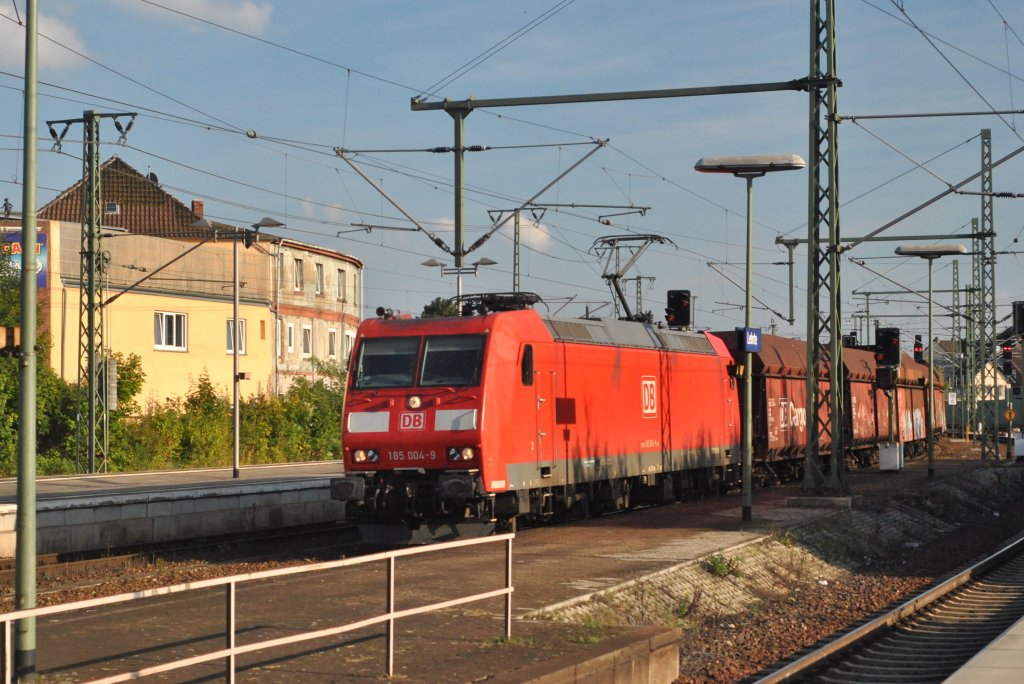 185 004-9, fhrt mit Falzganzug in Lehrte am 21.09.10 ein