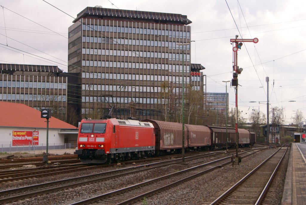 185 004-9 musste mit ihrem Gz auf das Ausweichgleis fahren, da die 111 mit ihrer RB 35 einige Minuten das Gleis blockierte. (D�sseldorf-Rath am 30.03.2012)