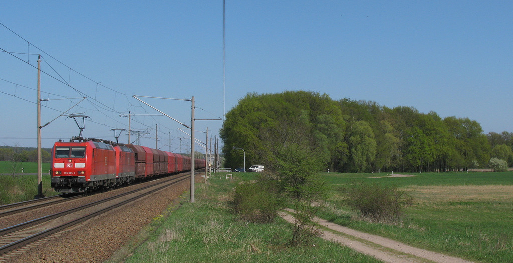 185 005-6 + 185 143-5 schlichen mit einem Erzpendel von Ziltendorf nach Hamburg Waltershof an den Fotografen und der schnen frhlingshaften Landschaft vorbei. 20.04.2011