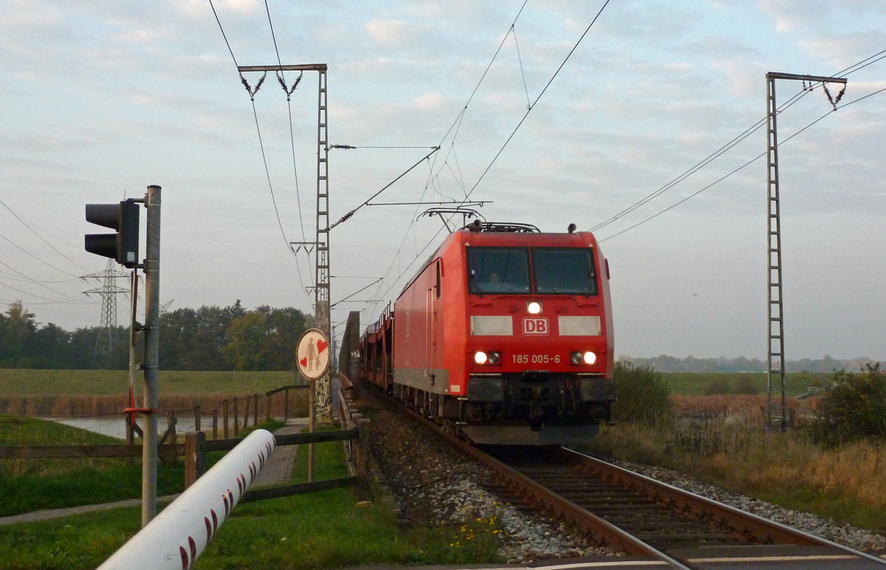 185 005-6 fuhr am 22.10.2012 mit einem leeren Autozug von Emden nach Osnabrck, hier sdlich von Leer.