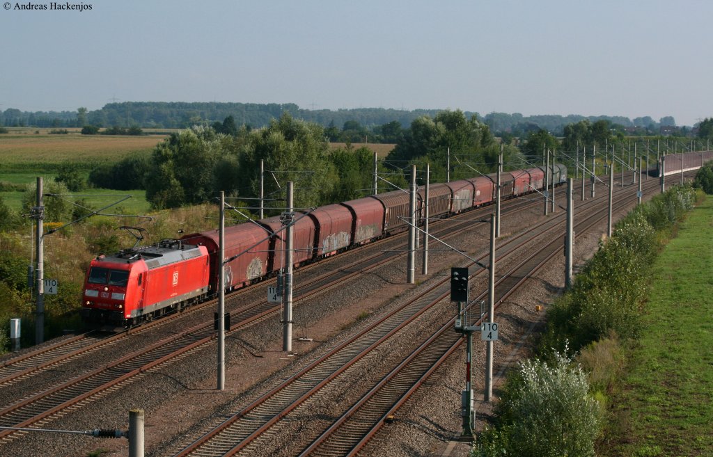 185 005-6 mit einem gedeckten Gterzug gen Sden bei Sinzheim 6.8.10