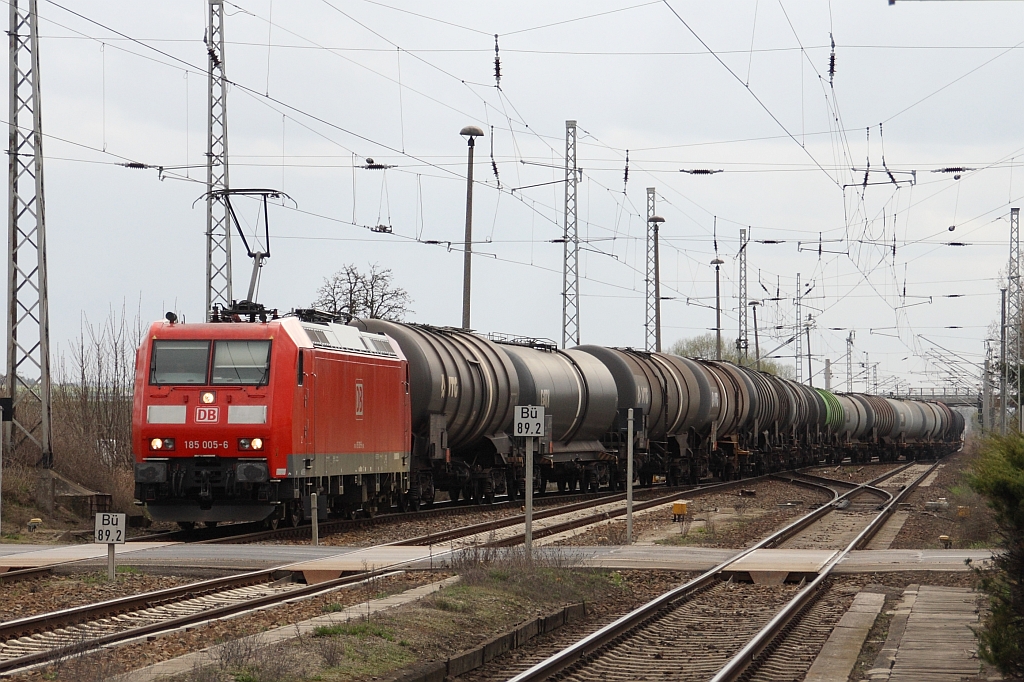 185 005-6 mit einem Kesselwagenzug nach Stendell in Passow (Uckermark) 09.04.2010