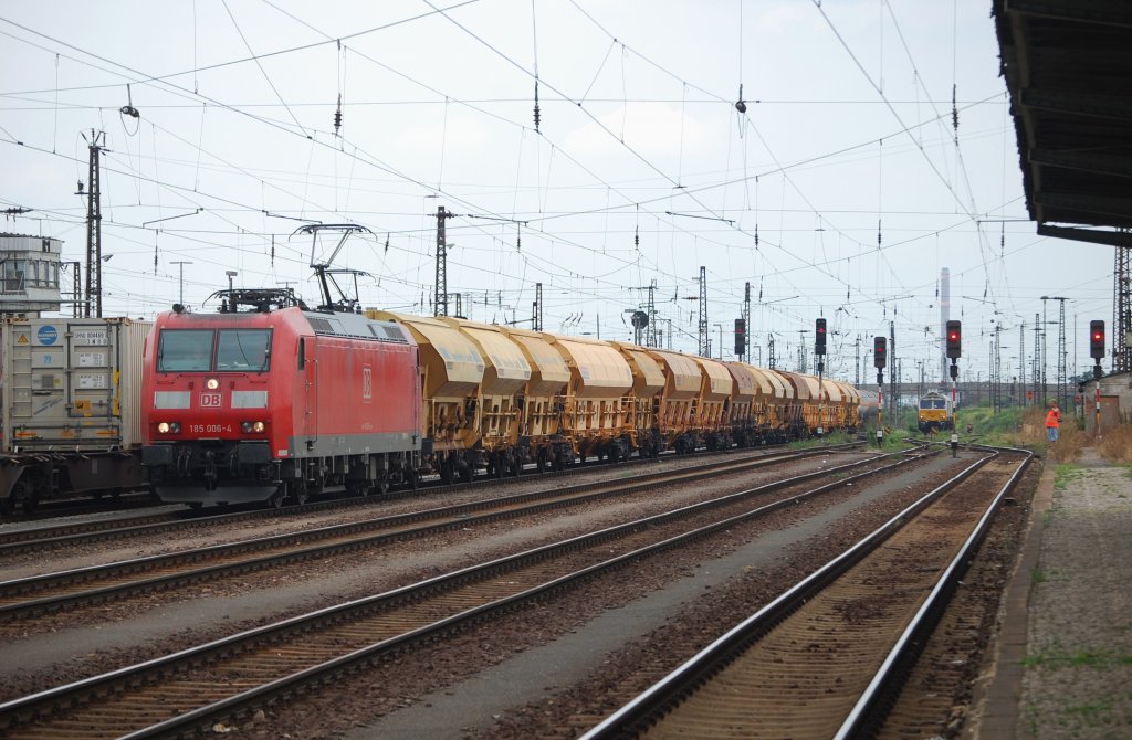 185 006-4 kommt mit einem Gterzug in Grokorbetha rein. 04.08.2010
