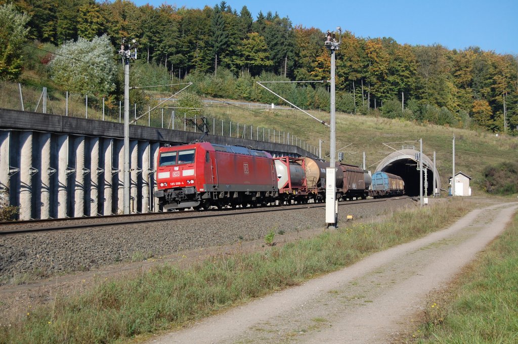 185 006-4 mit einem gemischtem Gterzug bei der Ausfahrt des Sdportals vom Eggetunnel, 09.10.2010.