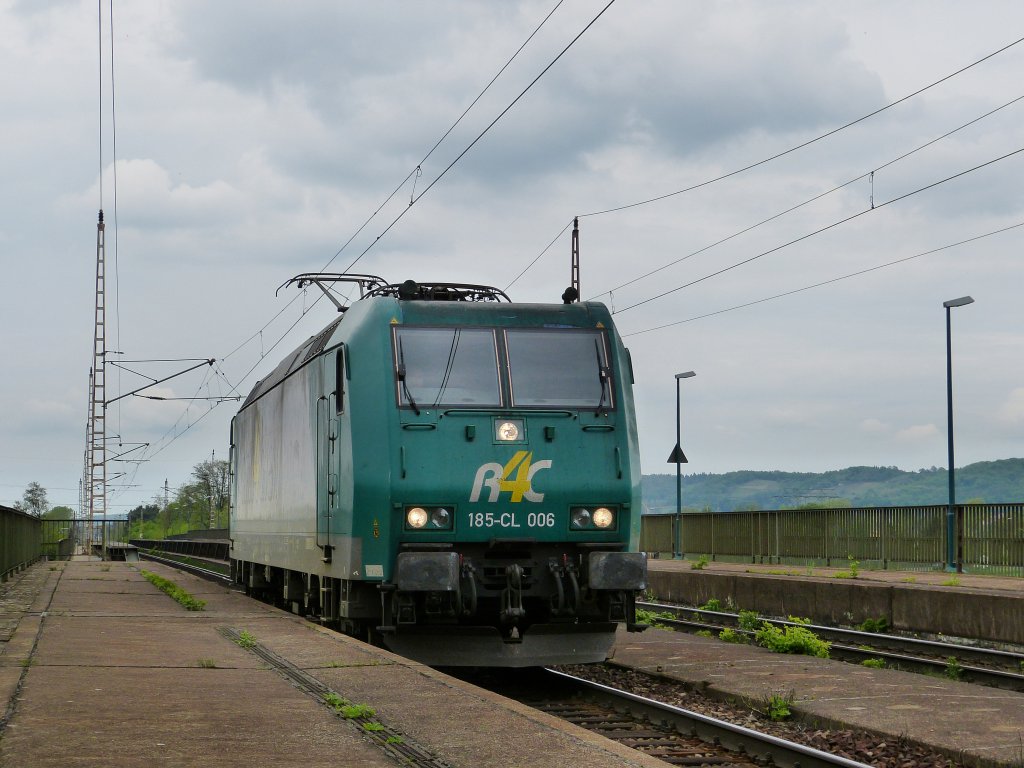 185 006 der Rail 4Chem hatte es nach einem langen Signalhalt aufgrund der Regionalbahn sehr eilig und durchrauschte am 11.05.13 Dresden Niederwartha in Richtung DD Freidrichstadt wo die Lok dann abgestellt wurde.