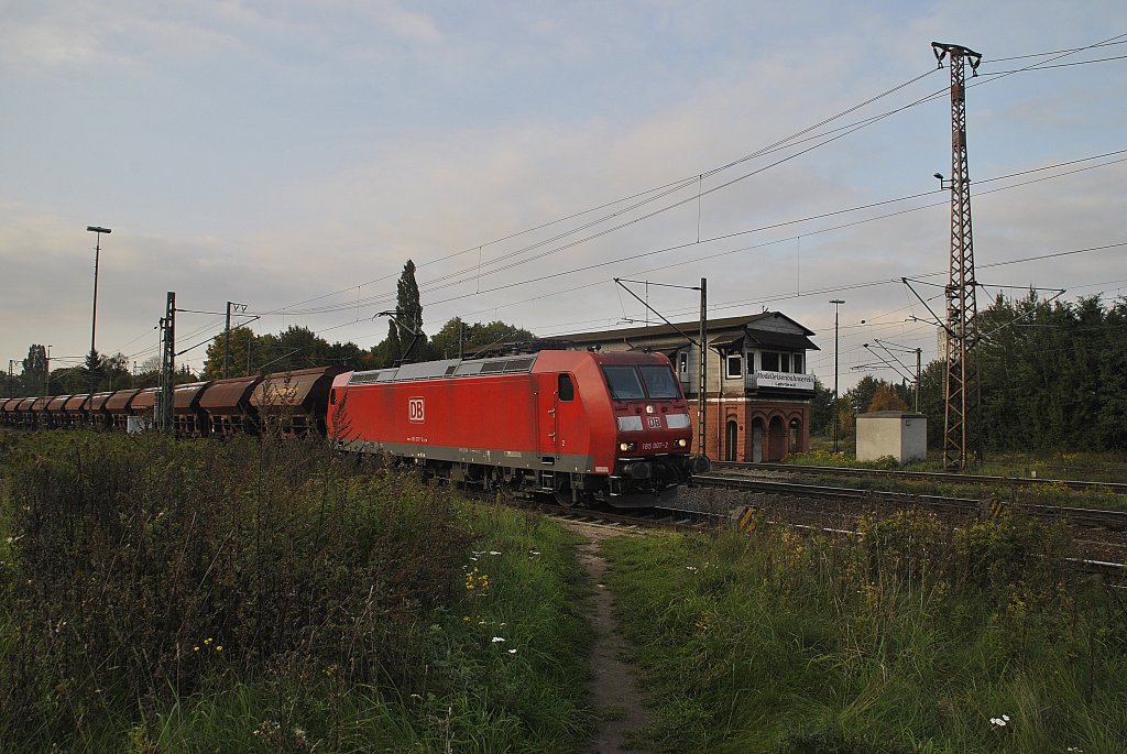 185 007, fhrt am 12.10.2010, mit Schttgutwagen durch Lehrte nach Sehende.
