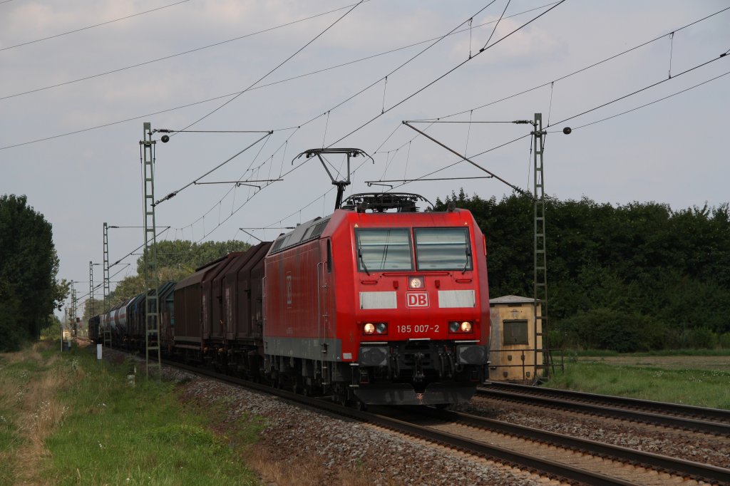 185 007 fhrt mit einem gemischtem Gterzug in Richtung Mannheim.Aufgenommen am 07.08.10 in Lampertheim.