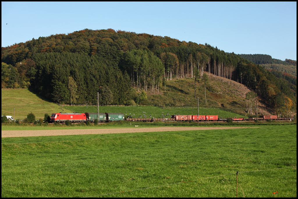 185 008 hat nur wenige G�terwaggons am Haken und ist am Abend des 09.10.2010 in Richtung Hagen unterwegs.