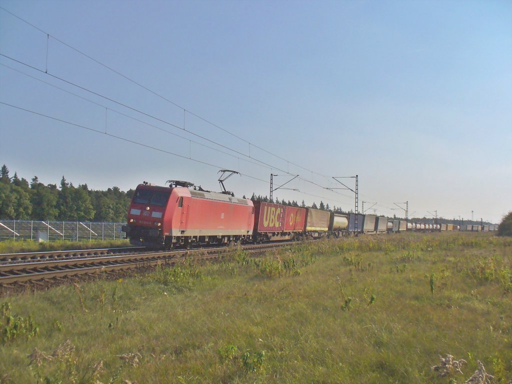 185 009-8 zieht einen Containerzug am 04.10.2011 bei Waghusel in Richtung Mannheim