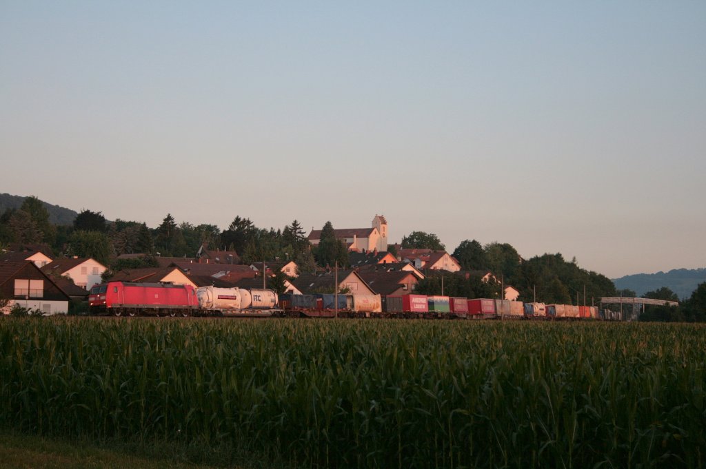 185 010-6 mit IKL 50509 Rheinhausen - Singen(Htw) in Mhlhausen. 16.07.10