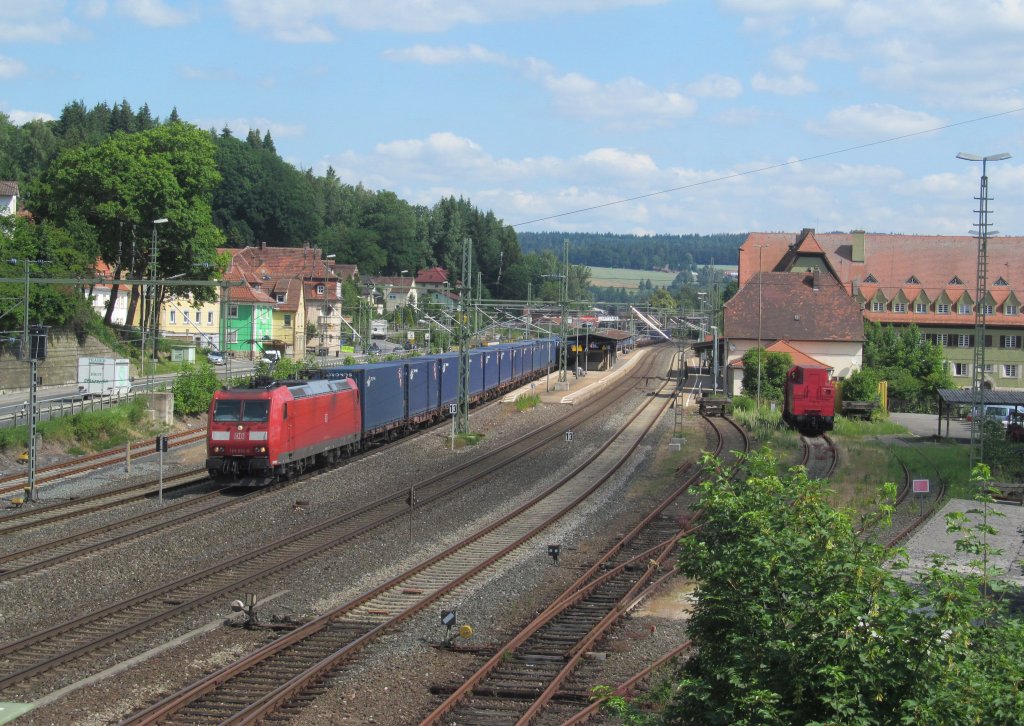 185 010-6 zieht am 08. Juli 2013 einen Containerzug durch Kronach.