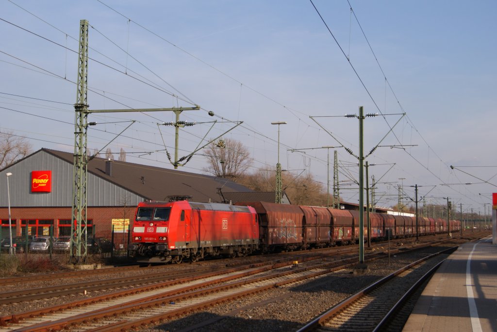 185 011-4 mit einem Kohlezug in Dsseldorf-Eller am 23.03.2011 Auf der Lok stand Bayern Mnchen drauf ;-)