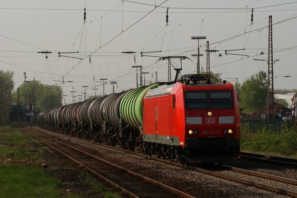 185 012-2 mit einem Kesselwagenzug bei der Durchfahrt durch Hilden am 11.04.2011
