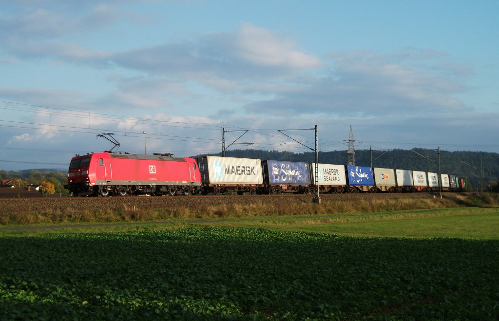 185 013 ist am Abend des 20.Oktobers 2011 mit einem Containerzug bei Halach Richtung Saalfeld(S) unterwegs.