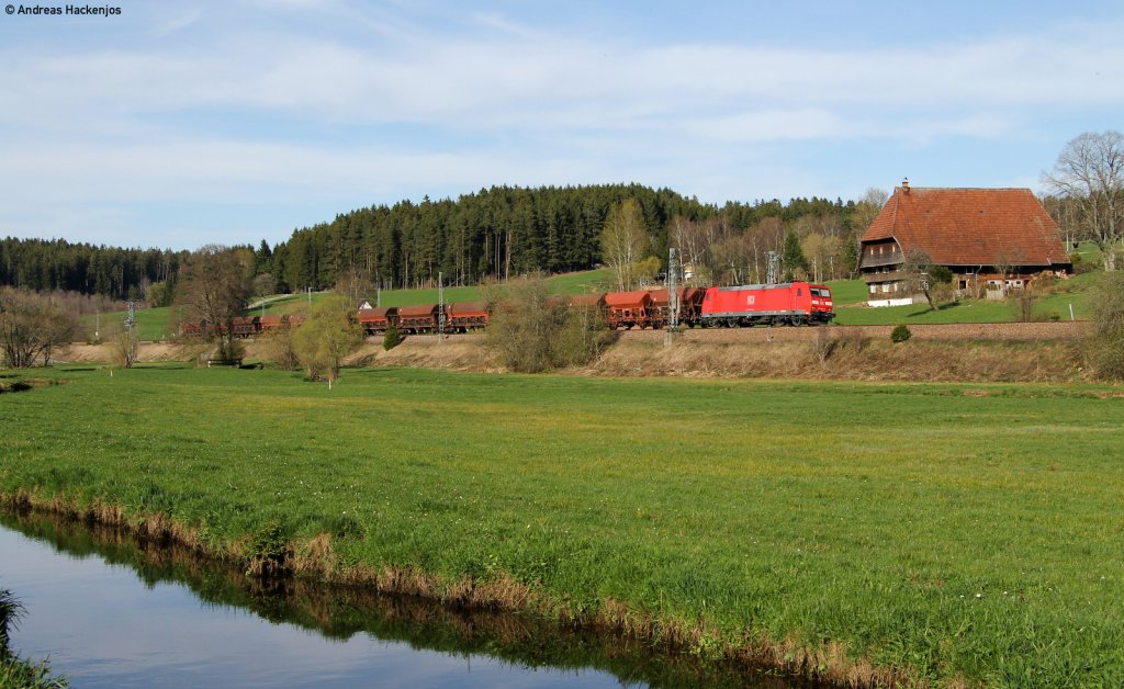 185 014-8 mit dem CFN 62476 (Offenburg Gbf-Radolfzell) bei Stockburg 9.4.11