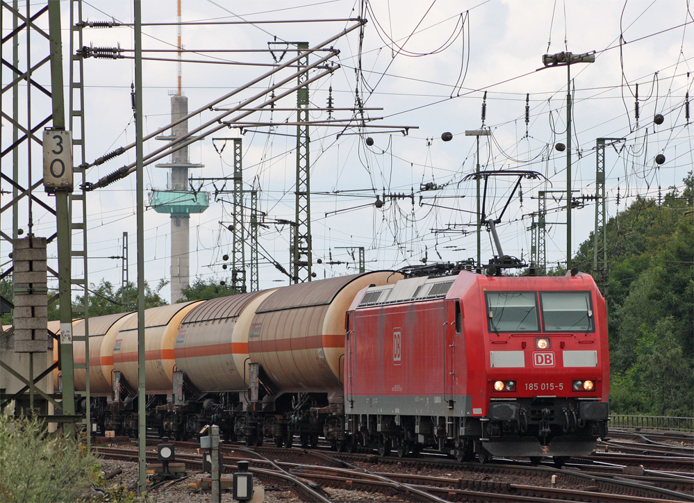 185 015-5 mit einem Keselwagenzug bei der Durchfahrt in Kln Gremberg, 5.8.10