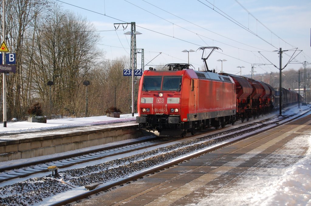 185 016-3 durchfuhr am 04.12.2010 mit einem gemischten Gterzzug den Bahnhof Altenbeken.