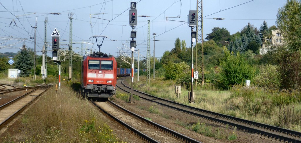 185 017-1 fährt mit einem Containerzug durch Naumburg/S. in Richtung Süden. 25.09.11