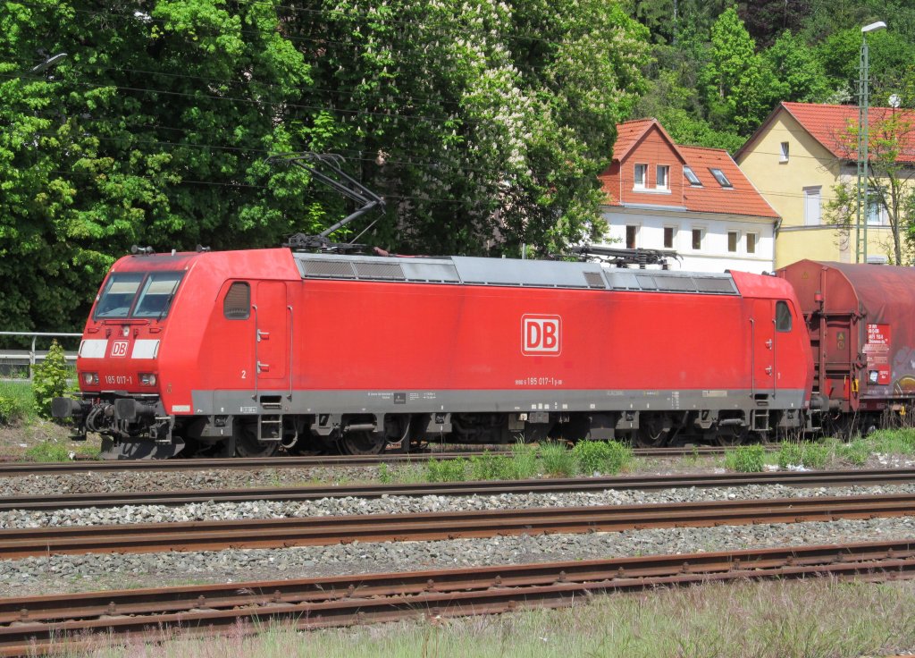 185 017-1 steht am 17. Mai 2012 mit einem Stahlzug auf Gleis 4 in Kronach.