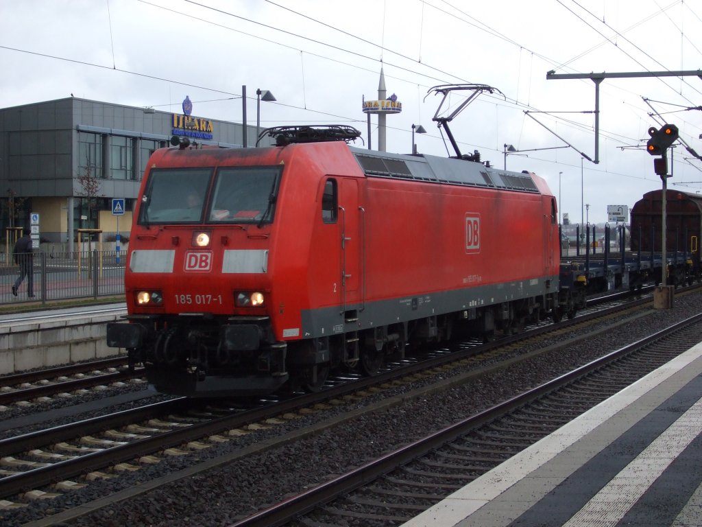 185 017-1 zog am 25.01.2011 einen gemischten Gterzug durch Bielefeld.