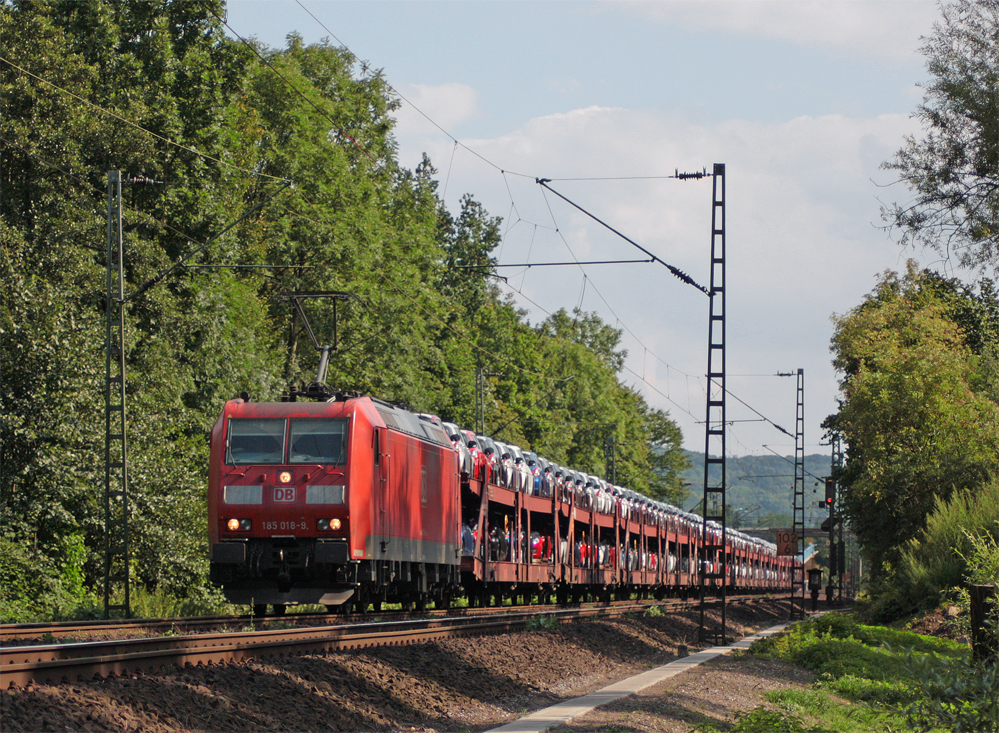 185 018-9 mit einem Gterzug Richtung Kln zwischen Bad Honnef und Rhndorf, 9.8.10