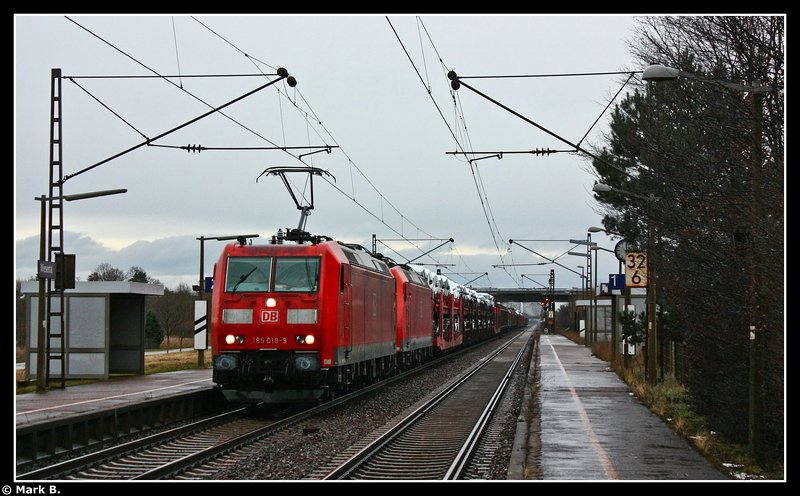 185 018 durchfhrt mit 185 119 als Wagenlok den Haltepunkt Wiesental.
