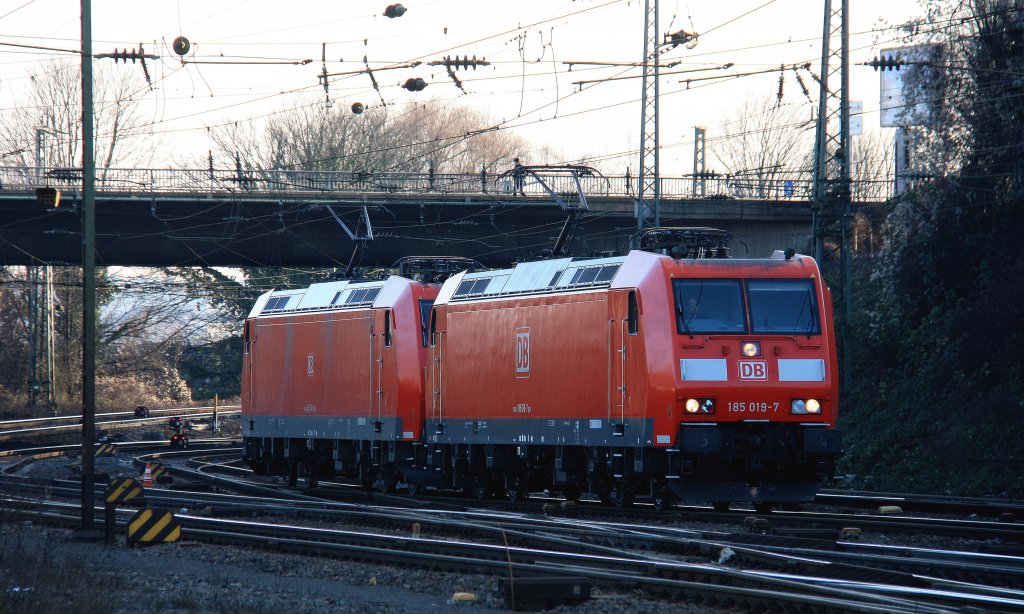 185 019-7 und 185 174-0 beide von der DB  rangiern in Aachen-West bei schnem Winterwetter am 13.1.2013.