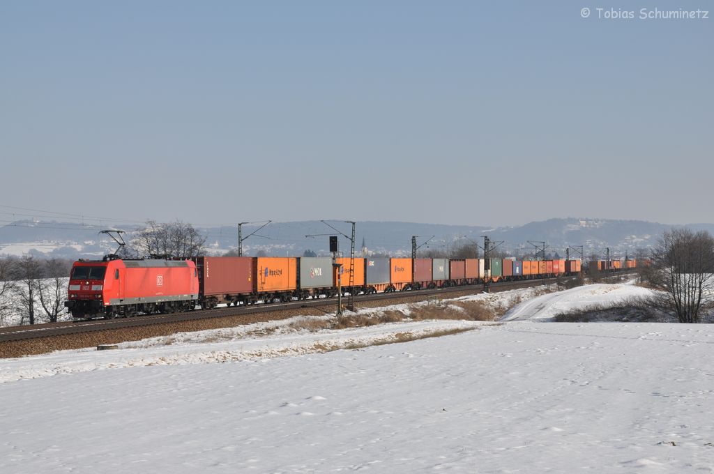 185 019 mit Gterzug bei Plling am 11.02.2012