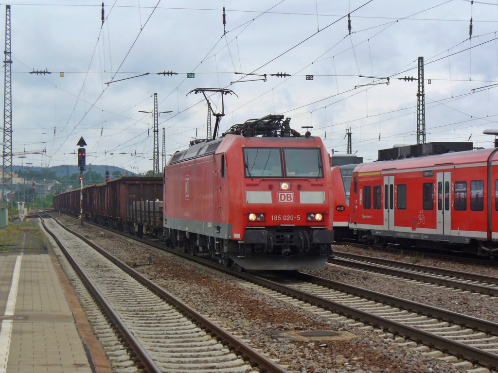 185 020-5 zieht am 21.06.2011 einen G�terzug durch Kaiserslautern Hbf