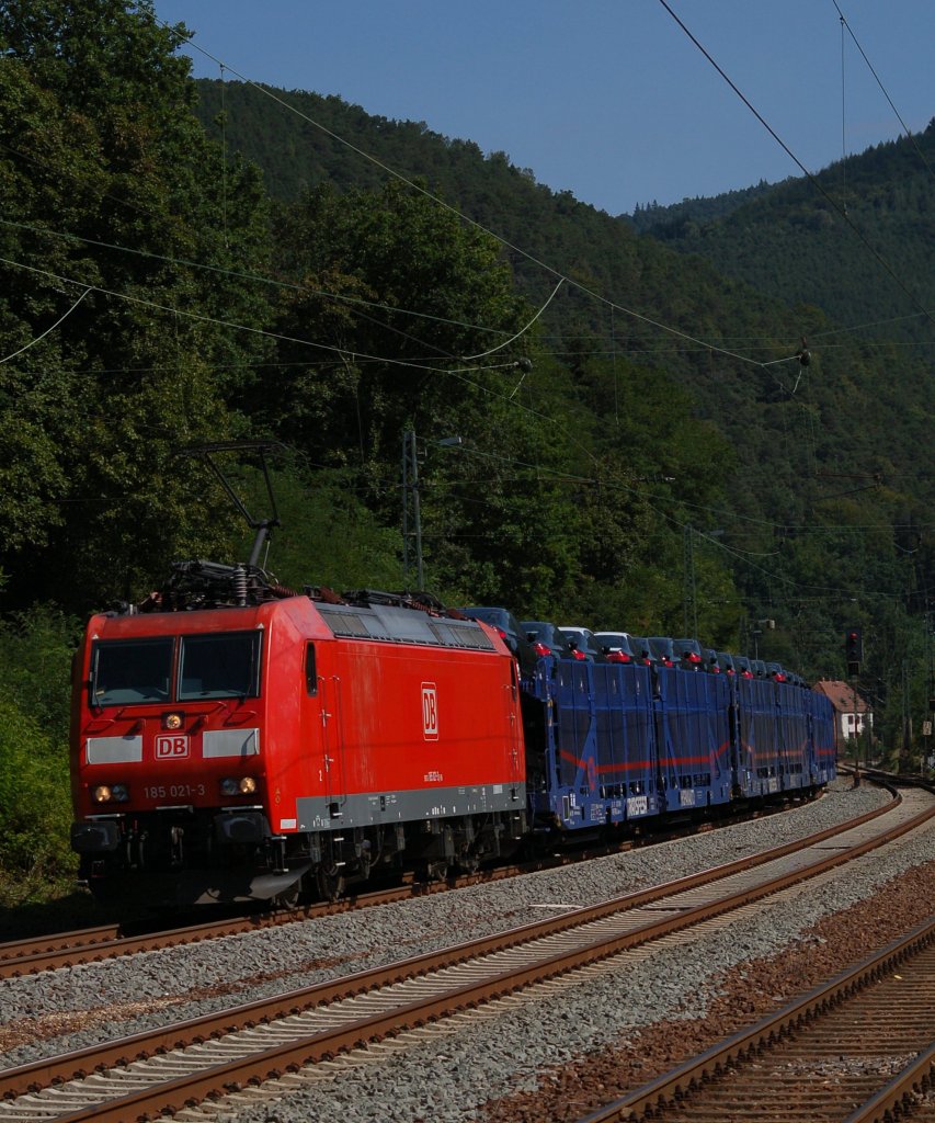 185 021-3 legt sich in Lambrecht(Pfalz) in die Kurve und zieht ihren Gterzug Richtung Kaiserslautern. 06.09.2012