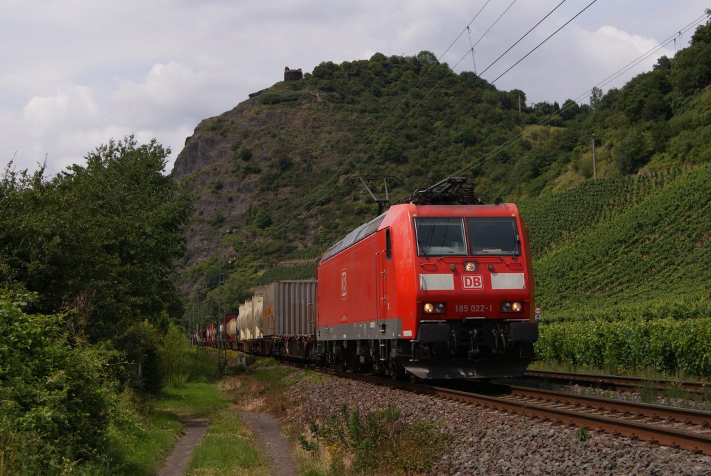 185 022-1 mit einem gemischten Gterzug in Leutesdorf am 02.07.2011