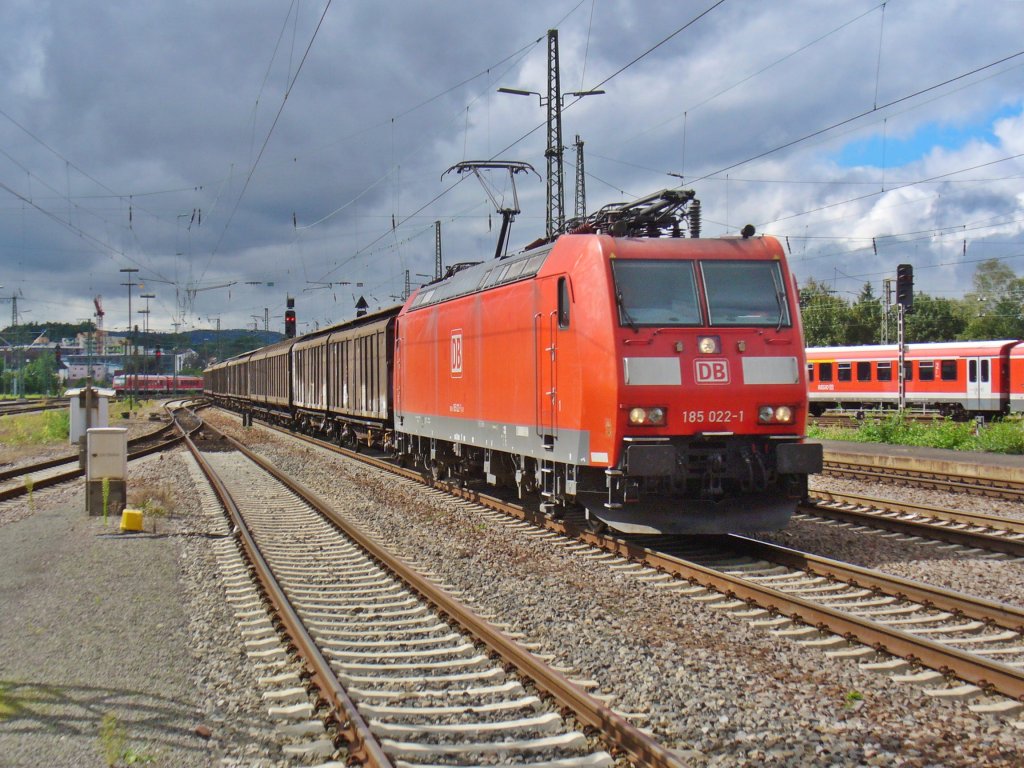 185 022-1 zieht einen Schiebewandwagenzug am 13.09.2011 durch Kaiserslautern