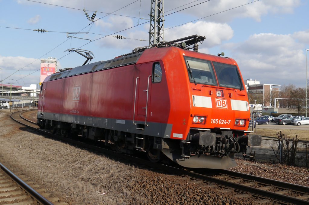 185 024 legt sich im Ludwigshafener Hbf (Rhein) in die Kurve. (20.02.2012)