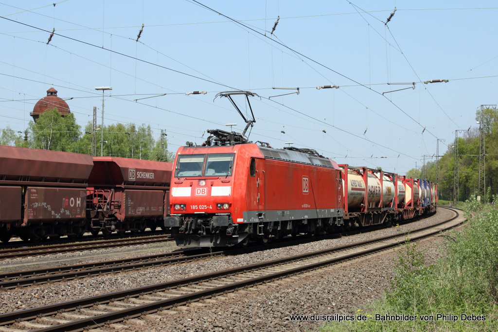185 025-4 (DB) fhrt am 4. Mai 2013 um 12:26 Uhr mit einem Gterzug durch Duisburg Entenfang