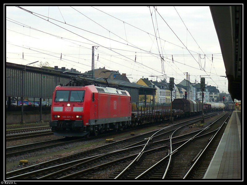185 025 fhrt mit einem Gterzug durch den Trierer Hauptbahnhof am 21.11.2009