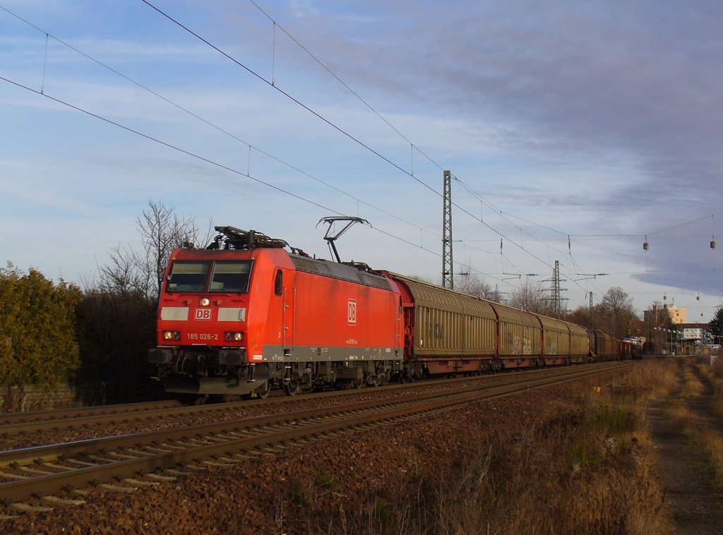 185 026-2 zieht einen gemischten Gterzug am 11.12.2011 durch Kennelgarten