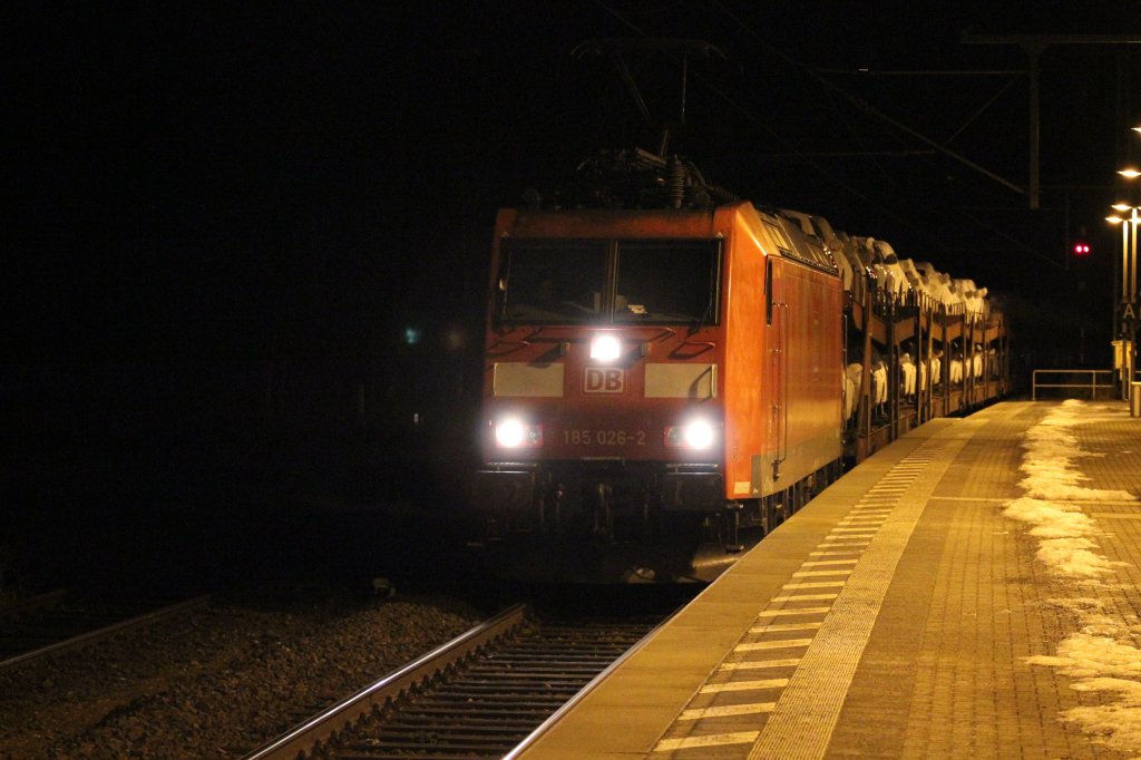 185 026 am Abend des 16/12/12 durch den Bahnhof Warburg (Westfahlen) mit einer Ladung Audis Richtung Altenbeken.