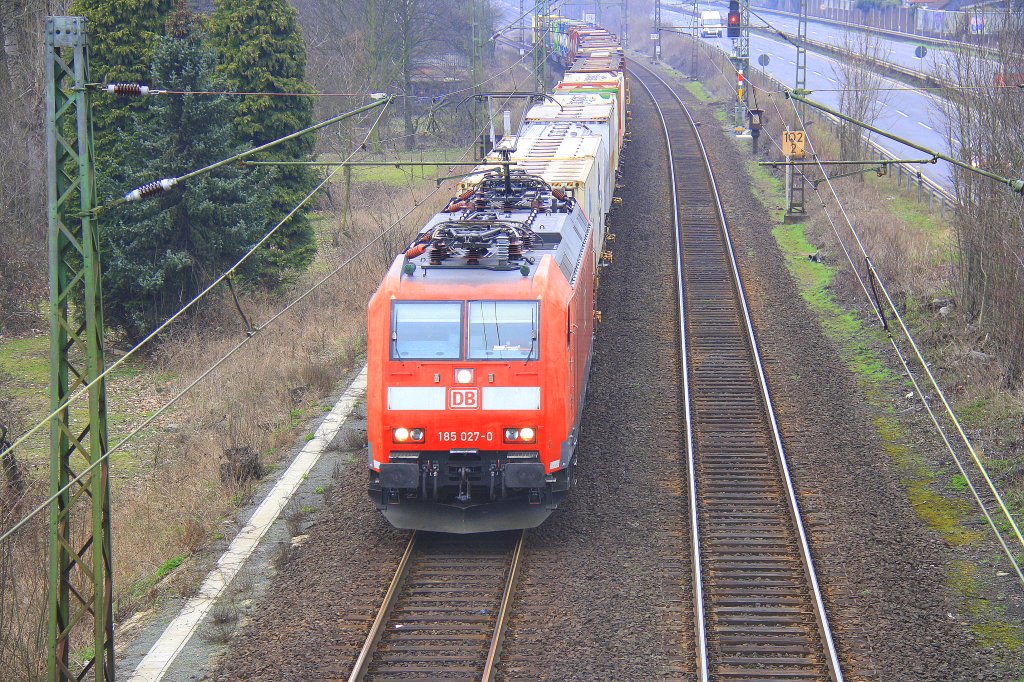 185 027-0 DB kommt mit einem Containerzug fhrt durch Bad Honnef auf der Strecke Kln-Koblenz bei Wolken am 17.3.2012.