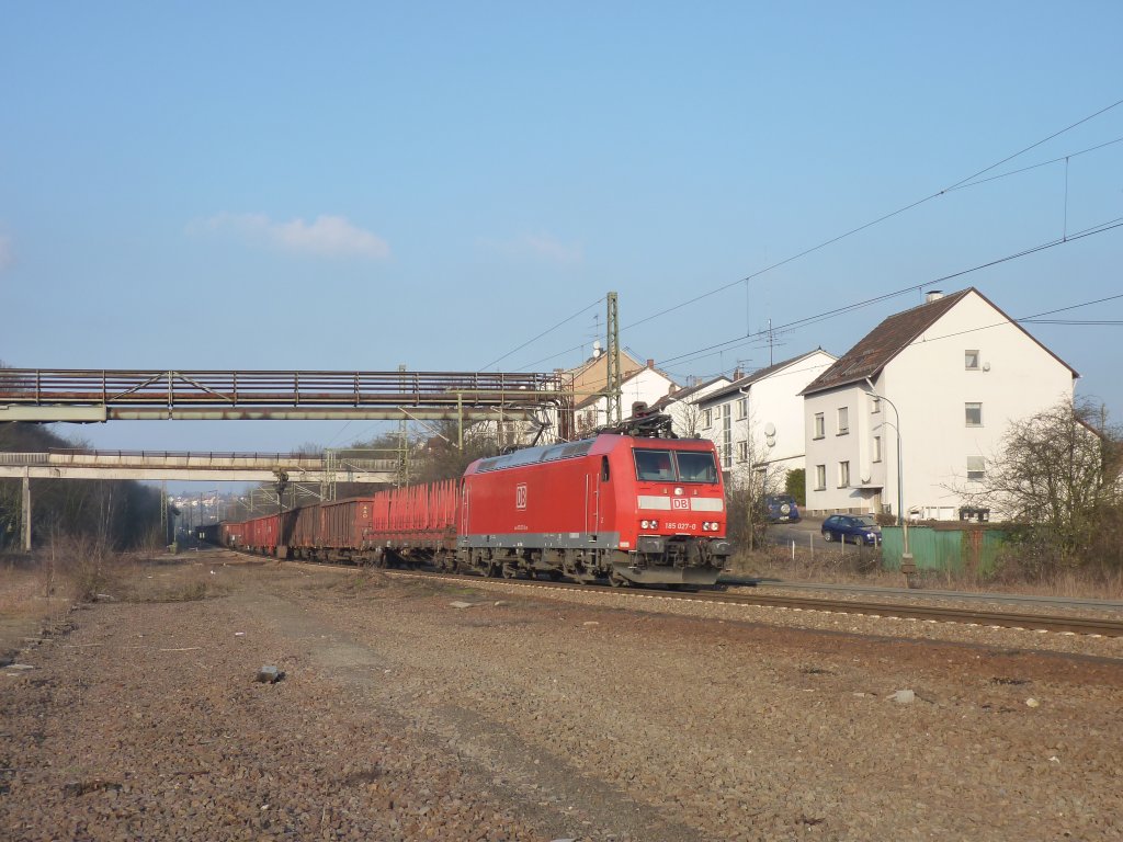 185 027 erreicht am kalten Wintermorgen des 29.1.11 mit ihrem gemischten Gterzug gleich den Bahnhof Neunkirchen/Saar.