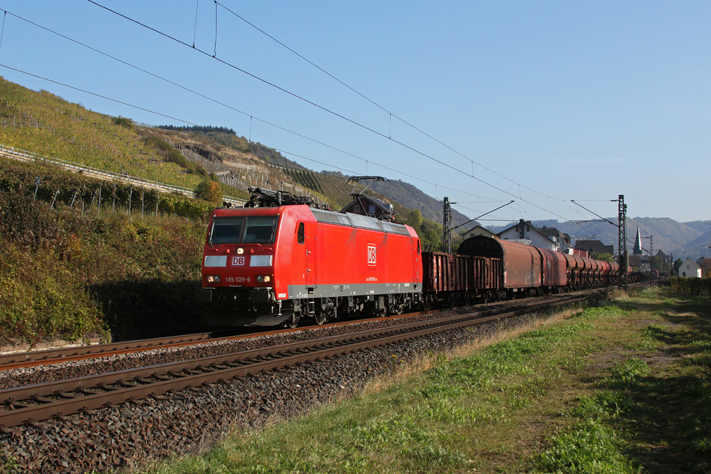 185 029 mit einem gemischten Gterzug auf der Moselstrecke bei Pommern. 22.10.2011.