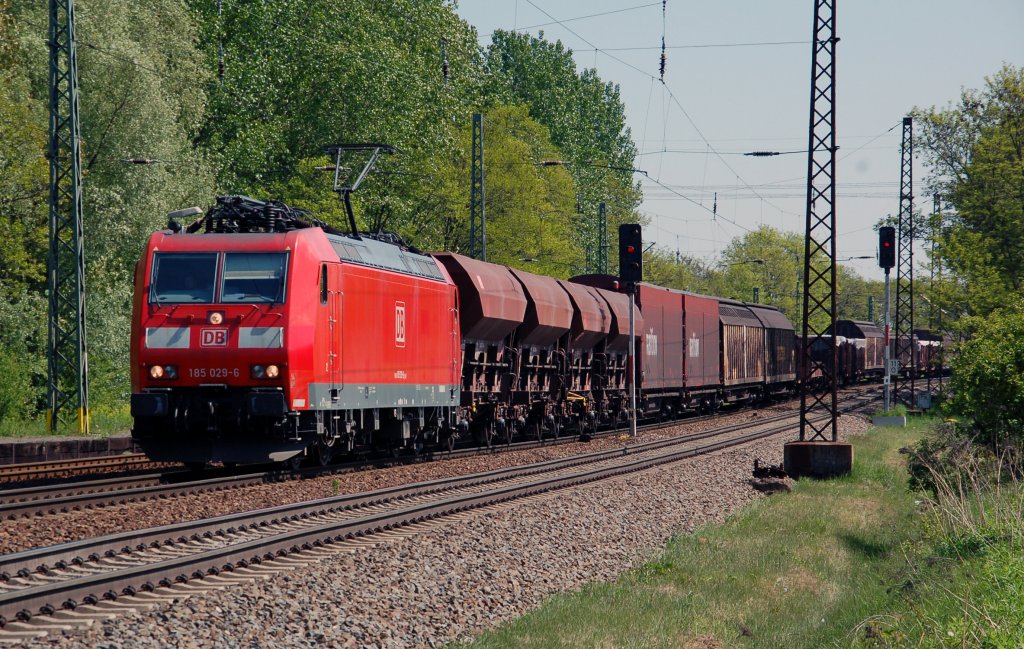 185 029 zog am 06.05.11 einen gemischten Gz aus Engelsdorf kommend durch Leipzig-Thekla Richtung Mockau.