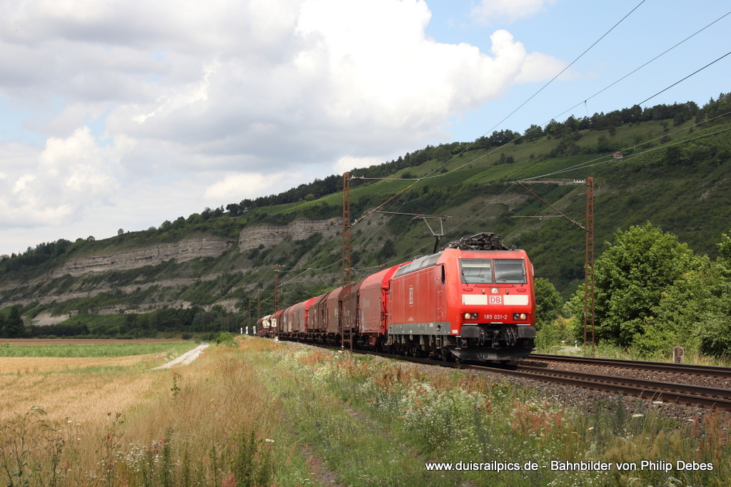 185 031-2 (DB) fhrt am 10. Juli 2012 um 14:02 Uhr mit einem Gterzug durch Thngersheim