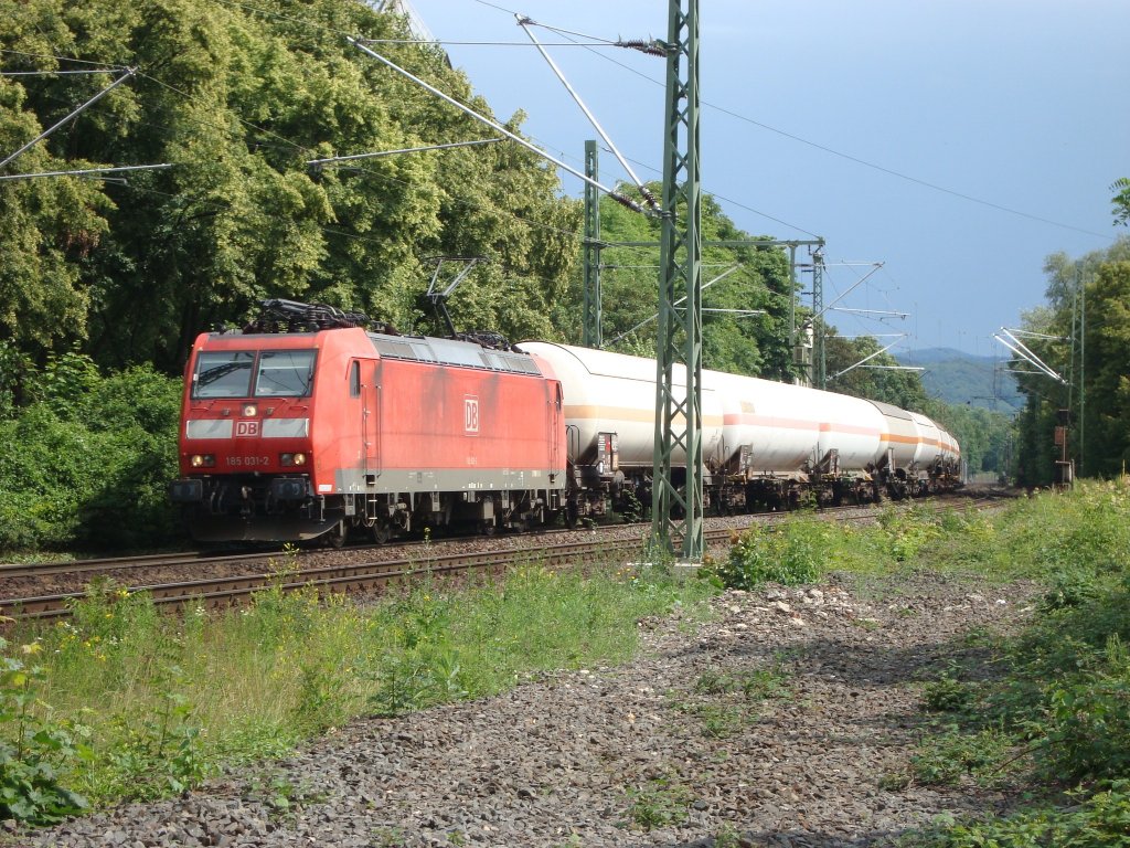 185 031 kommt am 16-06-2009 mit einen gemischten GZ durch Bonn-oberkassel nach Kln Gremberg.