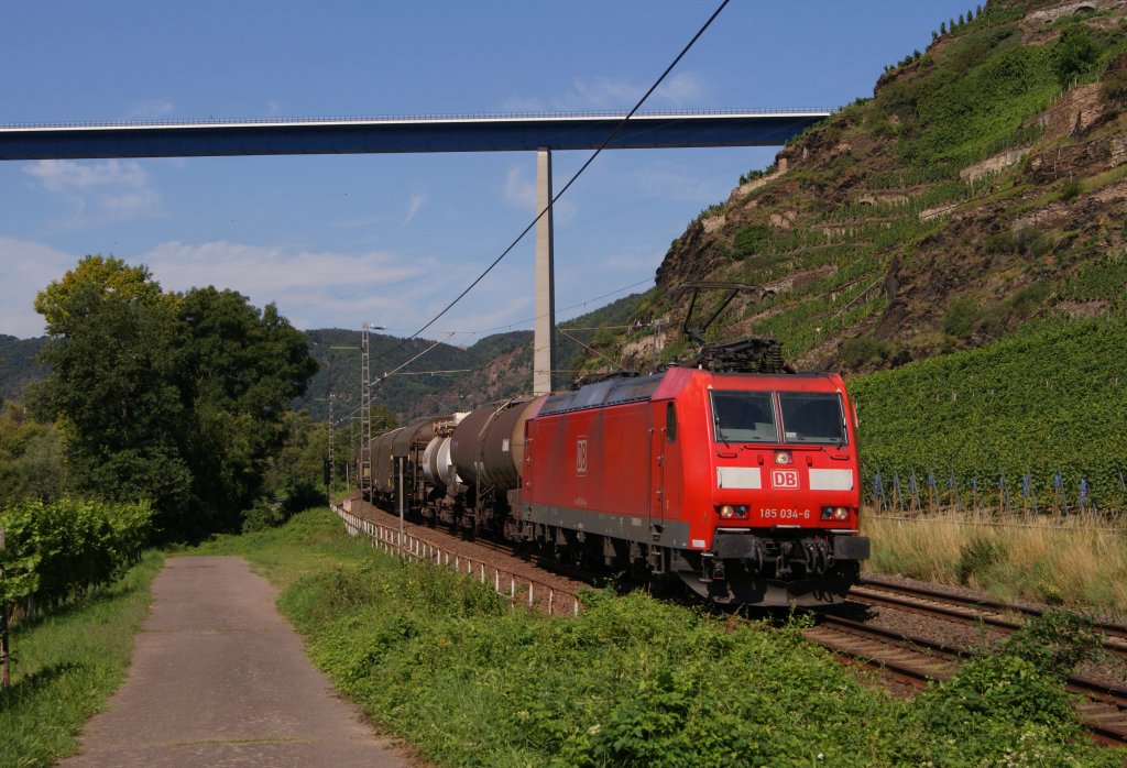 185 034-6 mit einem gemischten Gterzug in Winningen an der Mosel am 20.08.2011