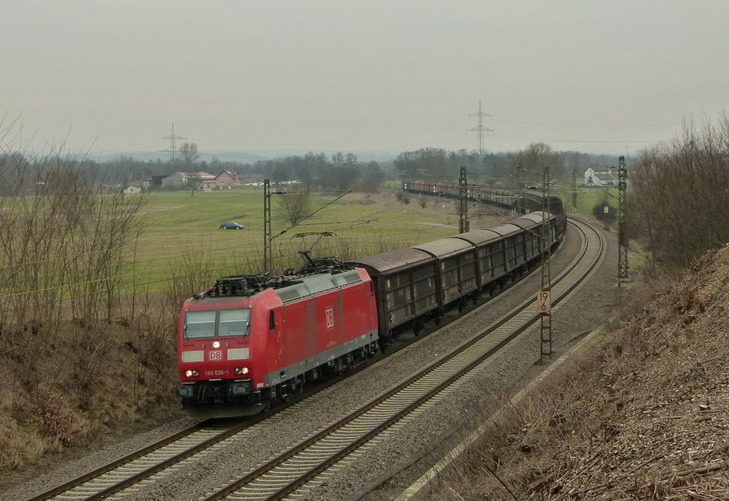185 036-1 ist mit einm gemischten Gterzug am 26.01.2012 in Bruchmhlbach-Miesau