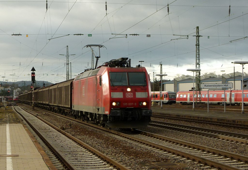 185 037-3 zieht am 30.12.2011 einen Schiebewandwagenzug durch Kaiserslautern