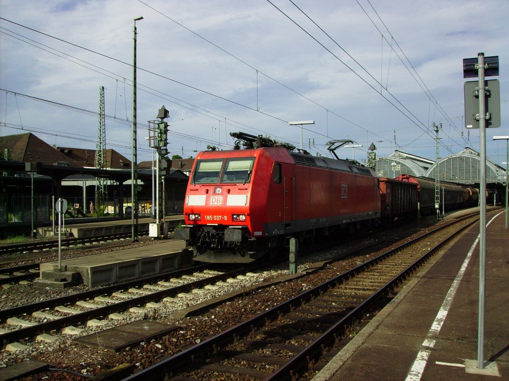 185 037-9 konnte am Nachmittag des 05.08.2012 mit ihrem Gterzug whrend ihres kurzen Aufenthalts im Karlsruher Hauptbahnhof bildlich festgehalten werden.