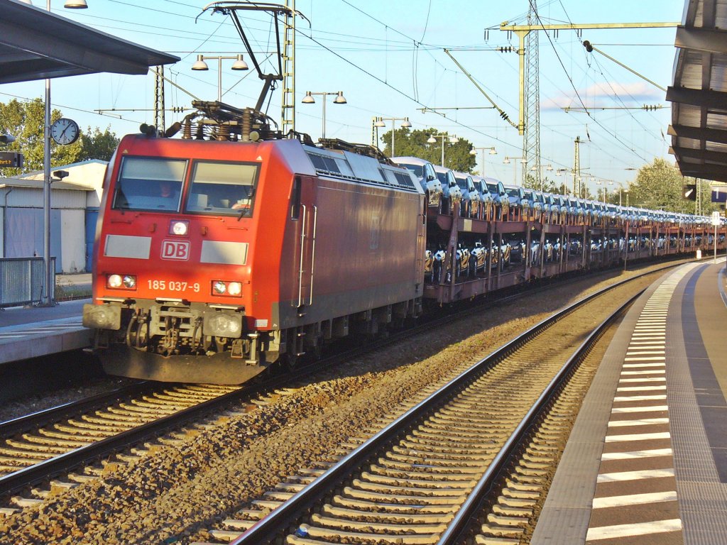 185 037-9 zieht einen VW Autozug am 14.08.2011 durch Landstuhl

