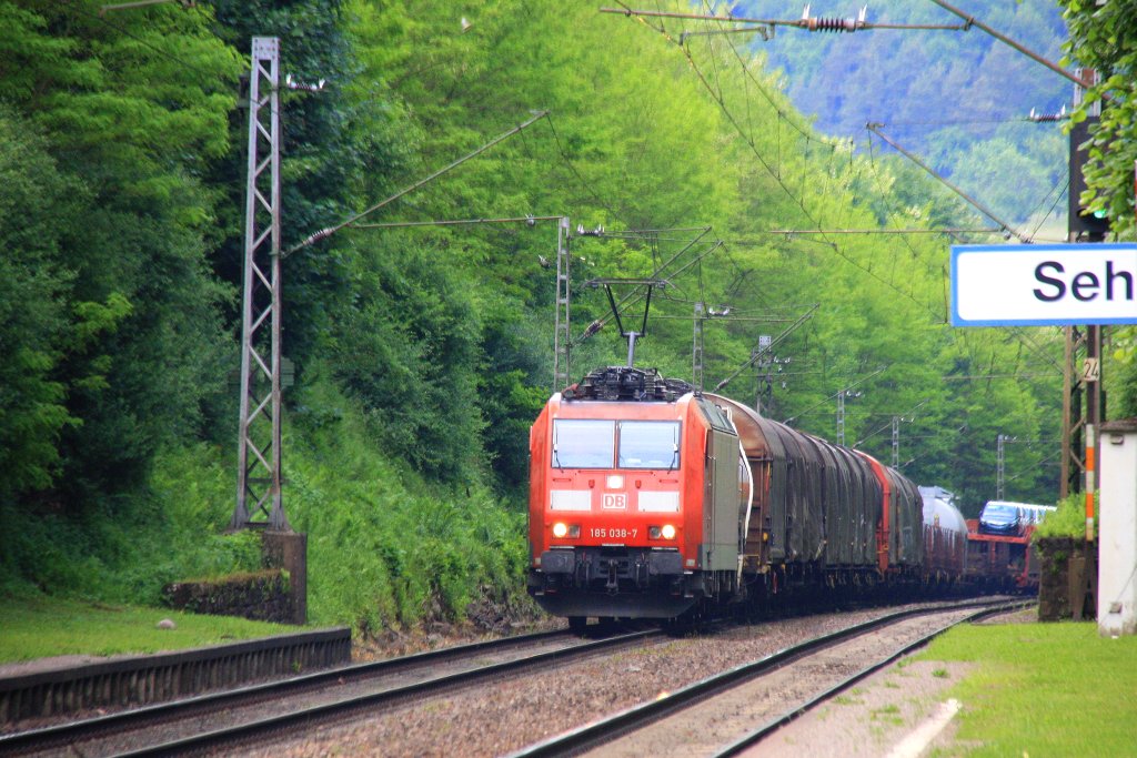 185 038-7 DB kommt durch Sehlem mit einem langen gemischten aus Kln-Gremberg nach Trier-Ehrang und fhrt Trier-Ehrang bei Sommerwetter am 8.6.2013.
